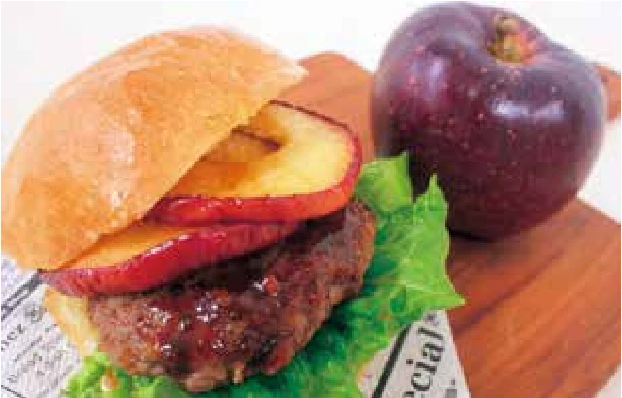 りんごを入れたハンバーガー（上料理製作：だんどりの会）
りんごを厚さ1cm弱の輪切りにしてソテーし、ハンバーガーに入れる。りんごの甘酸っぱさと肉との相性が良く、抜群の味わい。