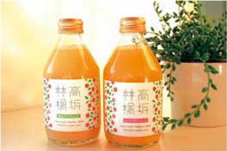 高坂林檎のブレンドジュース（左／夏明ブレンド 右／シナノドルチェブレンド）